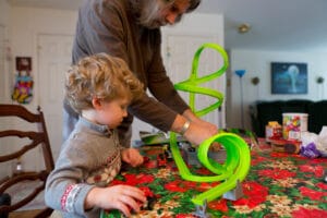 Parlare con i bambini mentre giocano trasforma lo sviluppo del linguaggio